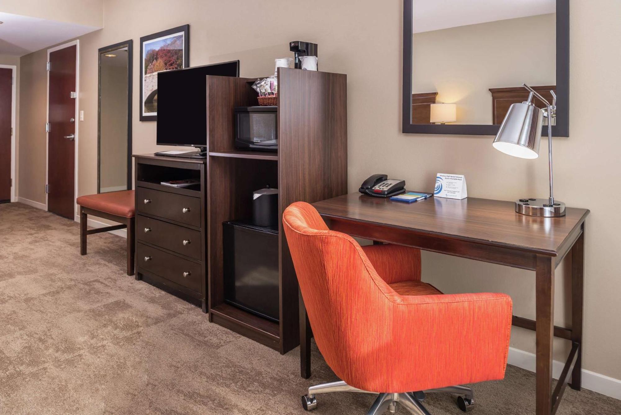 Hotel Hampton & Arrowood Rd 3*