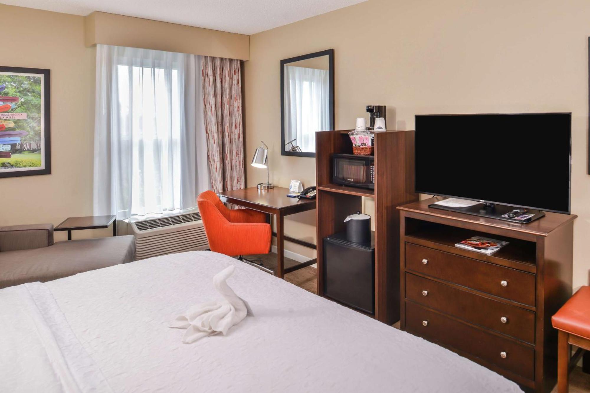 Hampton & Arrowood Rd Hotel 3*