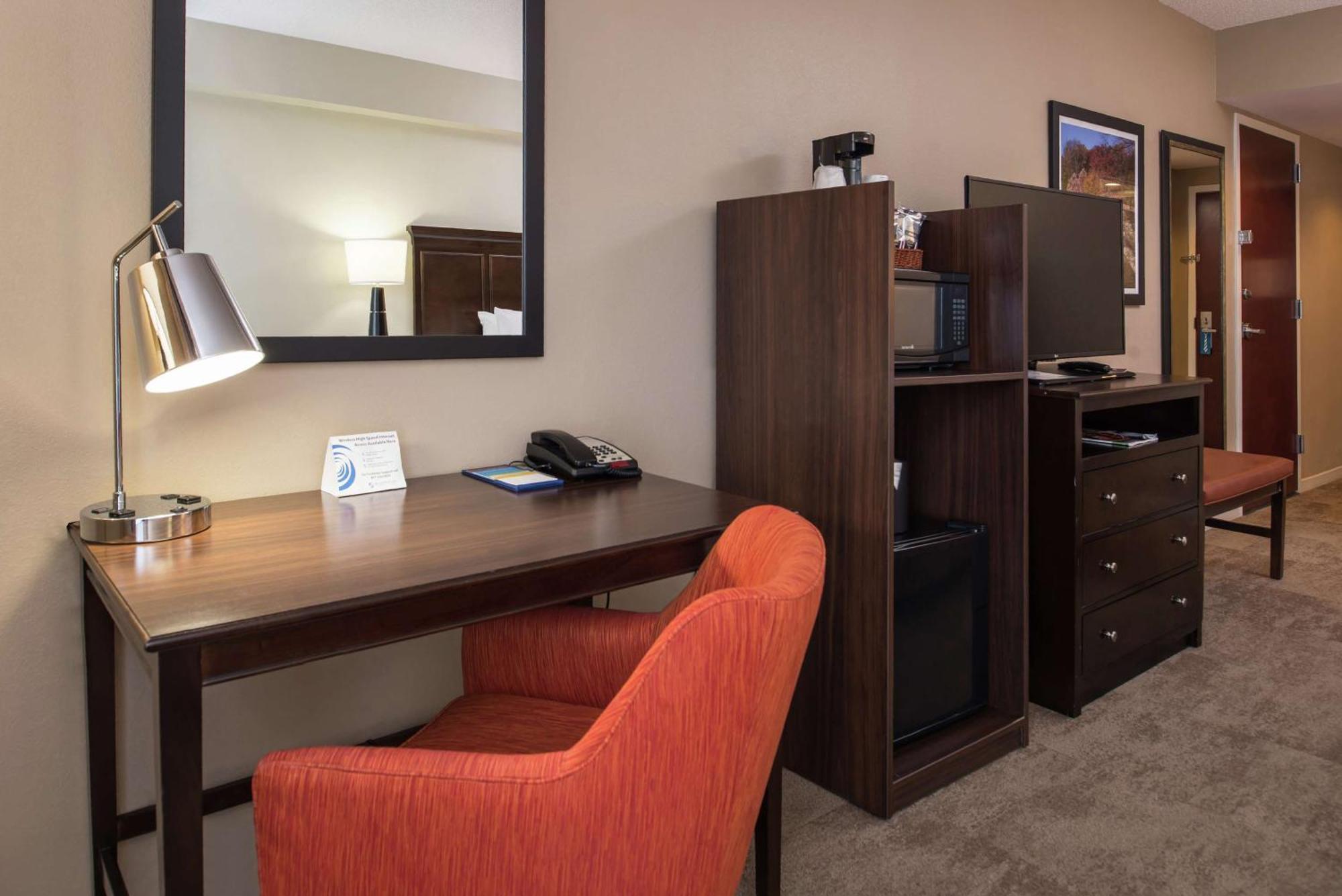 Hampton & Arrowood Rd Hotel 3*