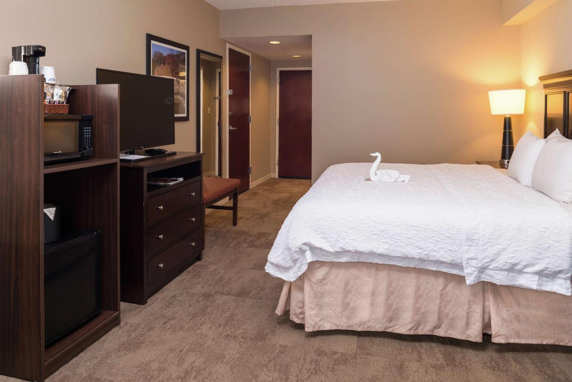 Hampton & Arrowood Rd Hotel 3*