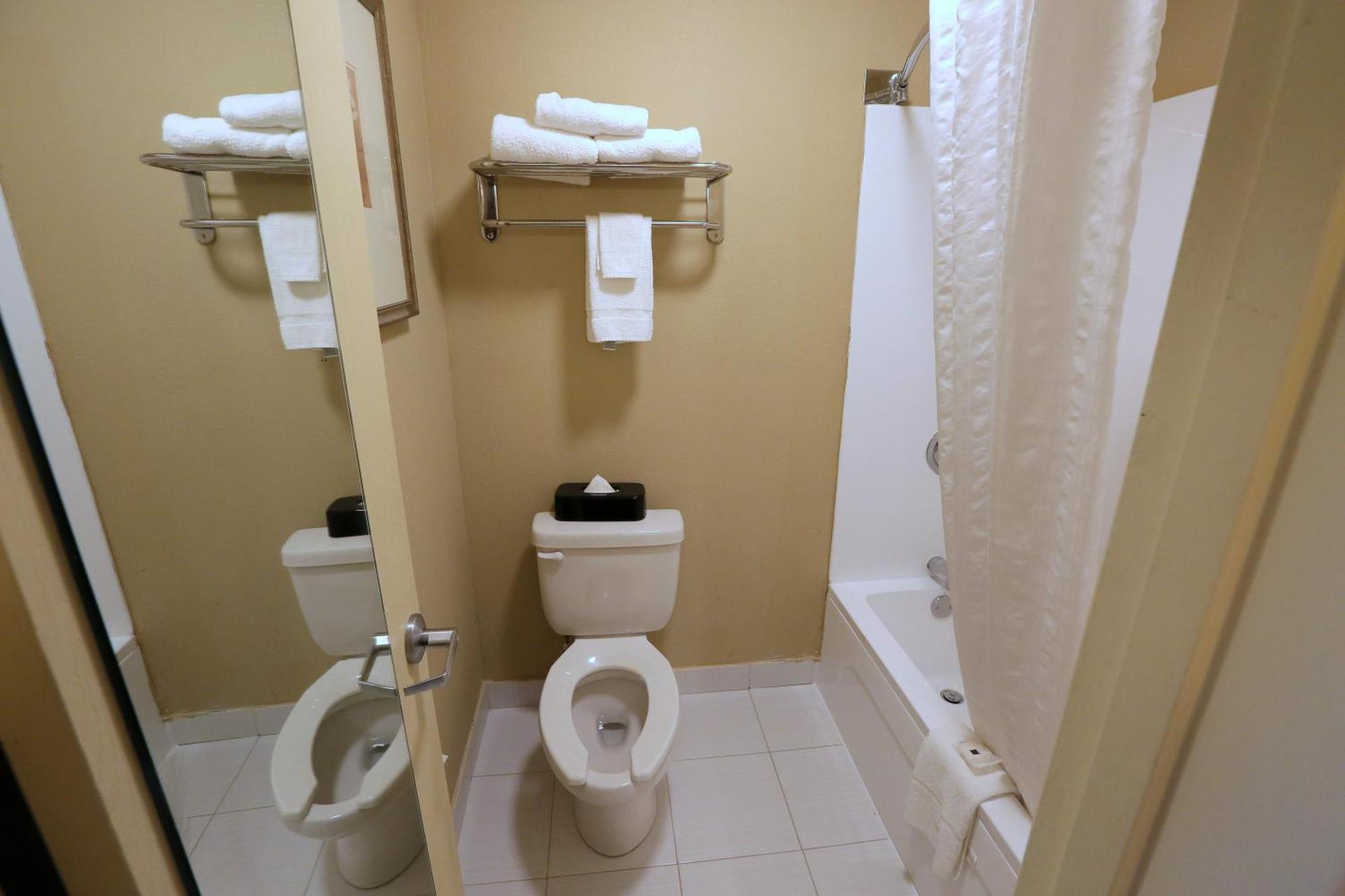Hotel Country & By Radisson, I-85 Airport, Nc 2*
