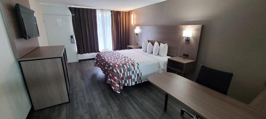 Red Roof - Airport Motel 2*