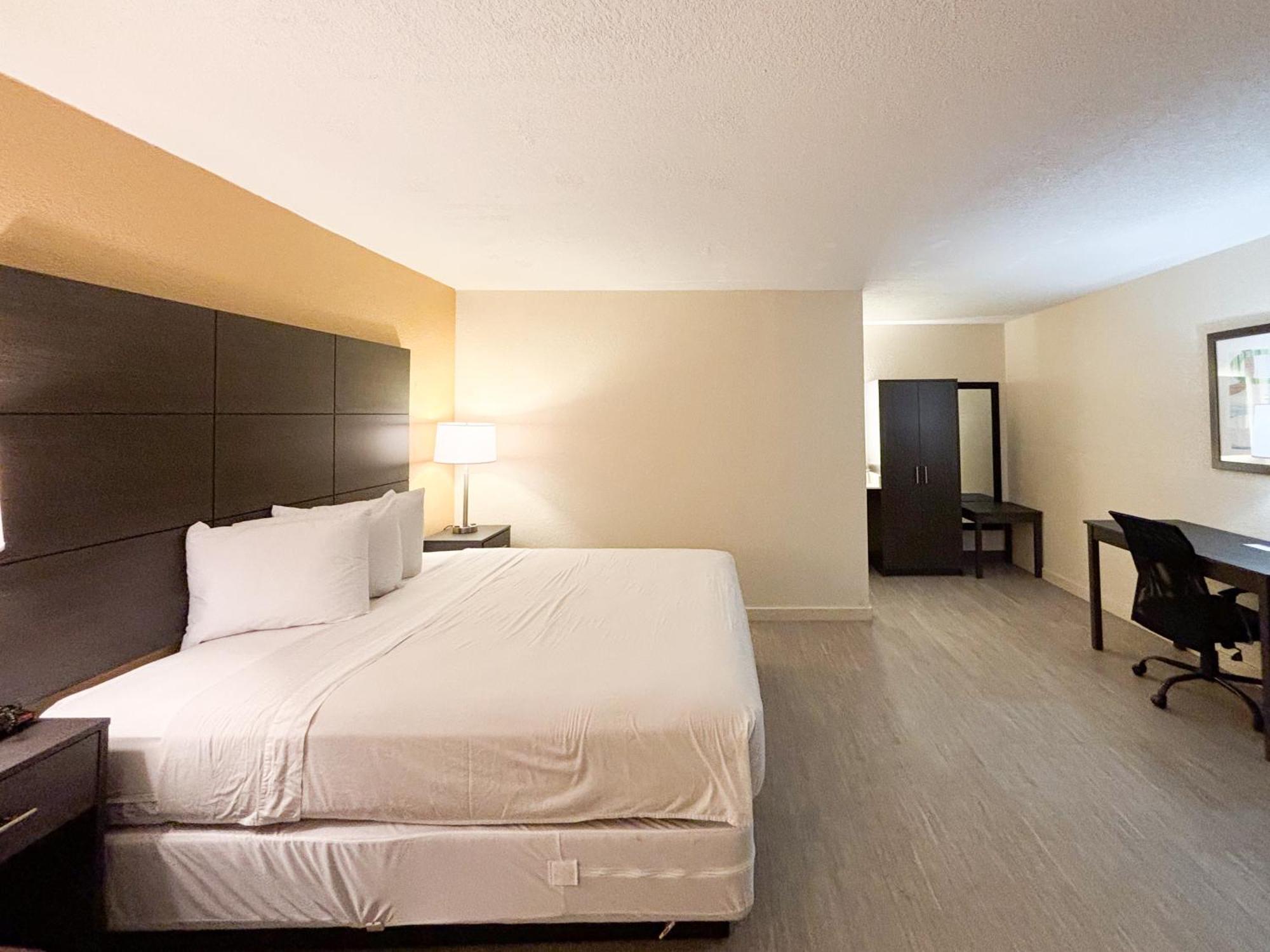 6 Charlotte, Nc Northlake Hotel 2*