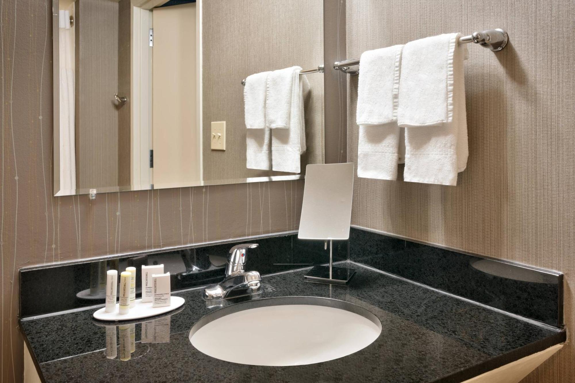 Courtyard By Marriott Charlotte Airport Loso 3*