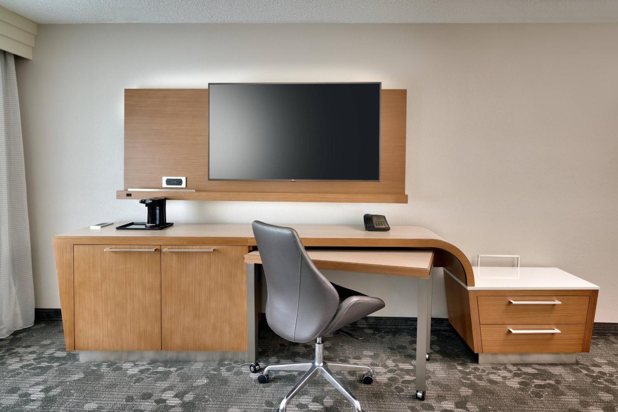 Courtyard By Marriott Charlotte Airport Loso Hotel