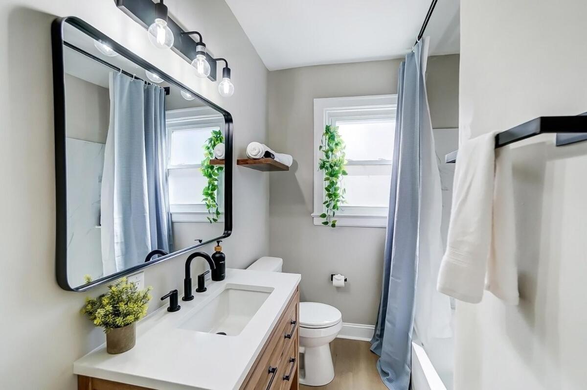 Cozy House W Hot Tub & Big Yard Holiday home Charlotte
