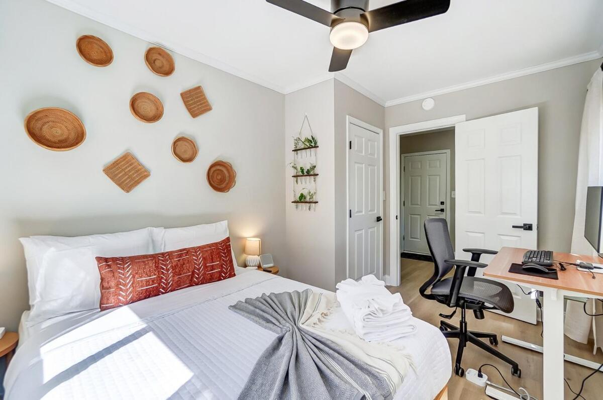 Cozy House W Hot Tub & Big Yard Holiday home Charlotte