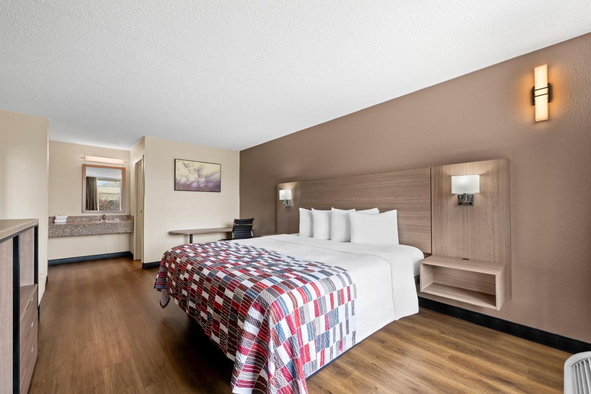 Motel Red Roof - Airport 2*