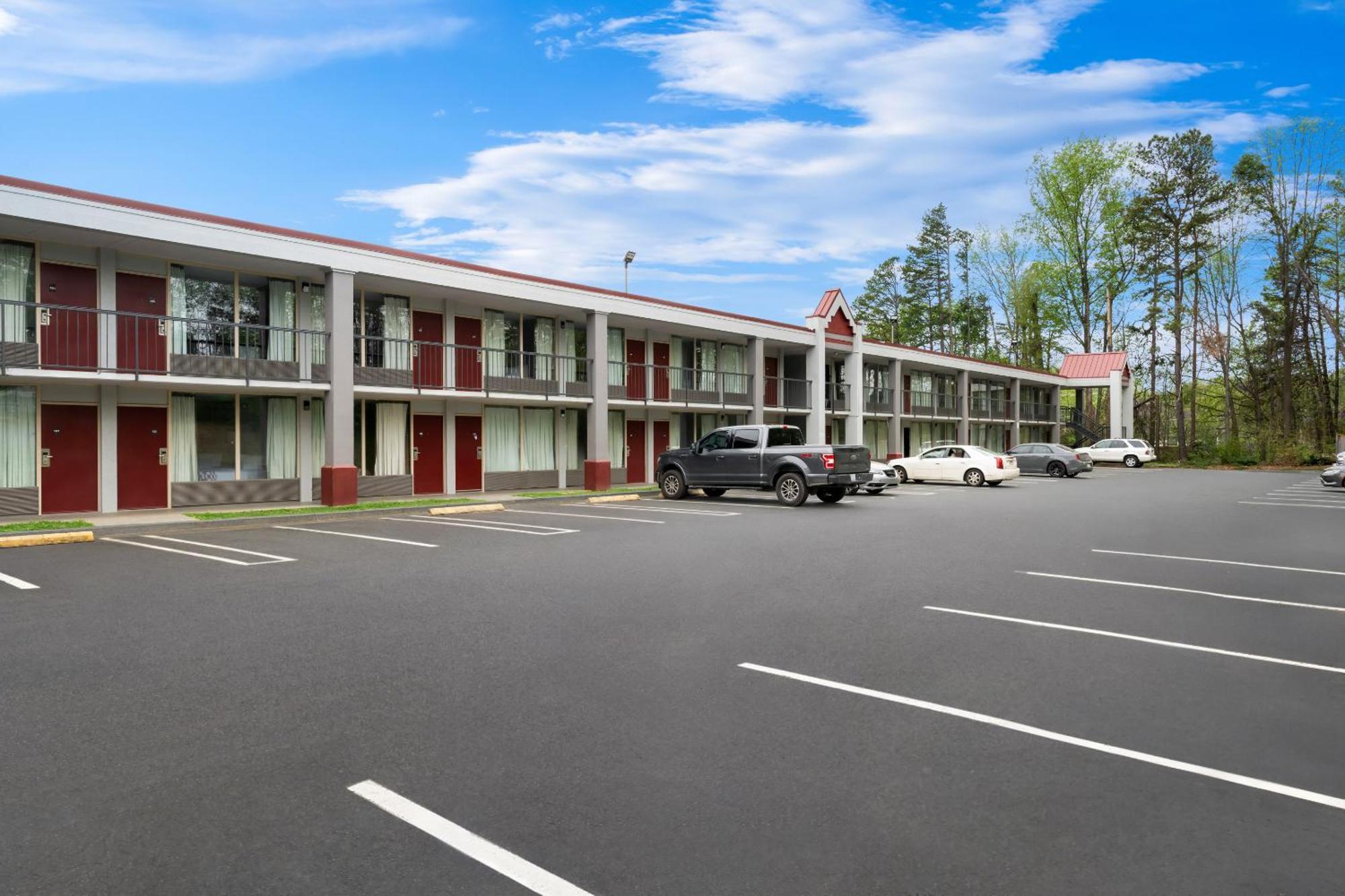 Motel Red Roof - Airport 2*