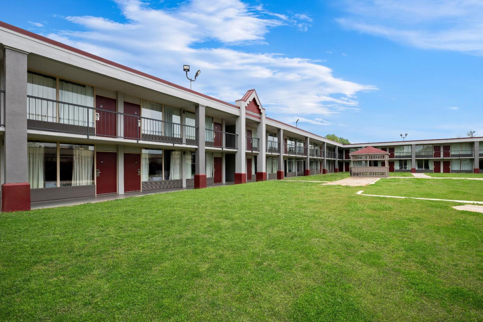 Red Roof - Airport Motel 2*