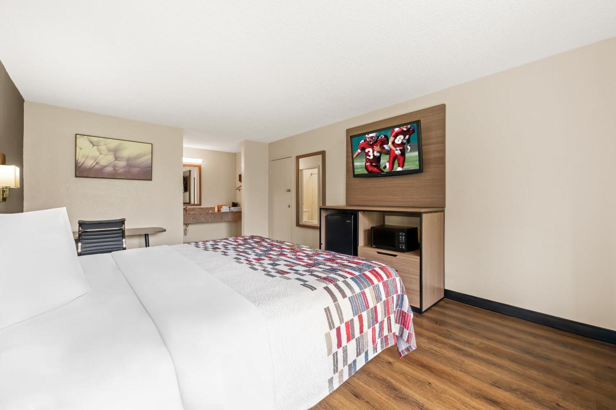 Red Roof - Airport Motel 2*