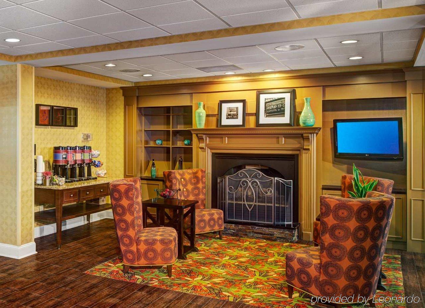 Hampton & Arrowood Rd Hotel 3*