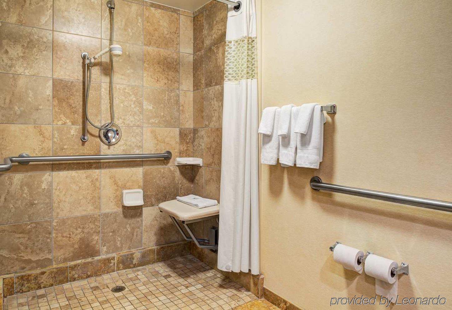 Hotel Hampton & Arrowood Rd