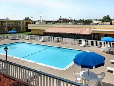 Red Roof - Airport Motel