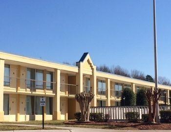 Red Roof - Airport Motel 2*