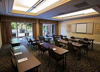 Hampton & Arrowood Rd Hotel 3*