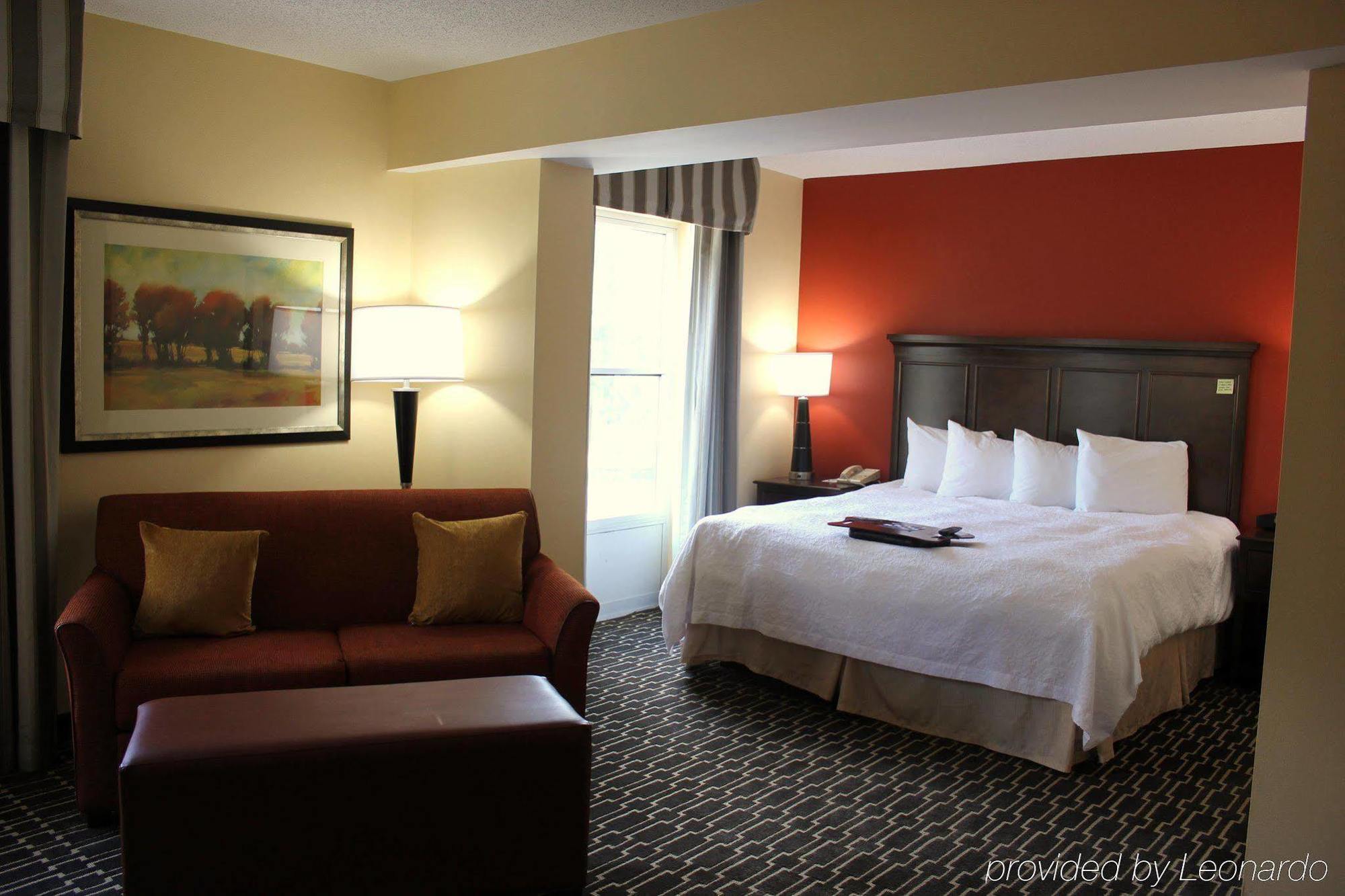 Hampton & Arrowood Rd Hotel 3*