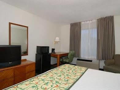 & 4 Less Motel