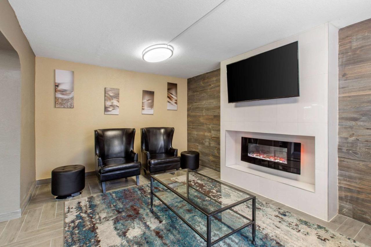 Quality Airport-near Uptown 2*