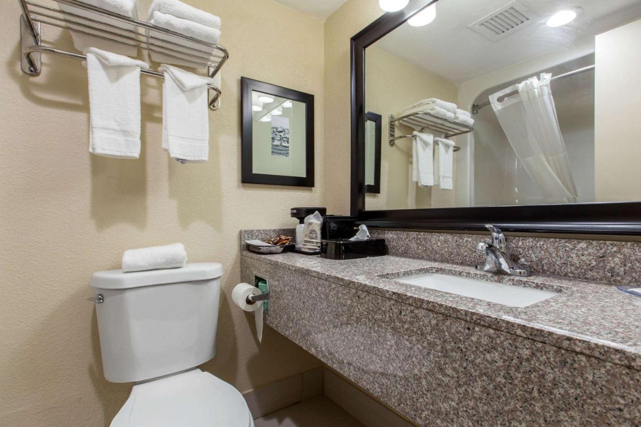 Quality Airport-near Uptown Hotel 2*