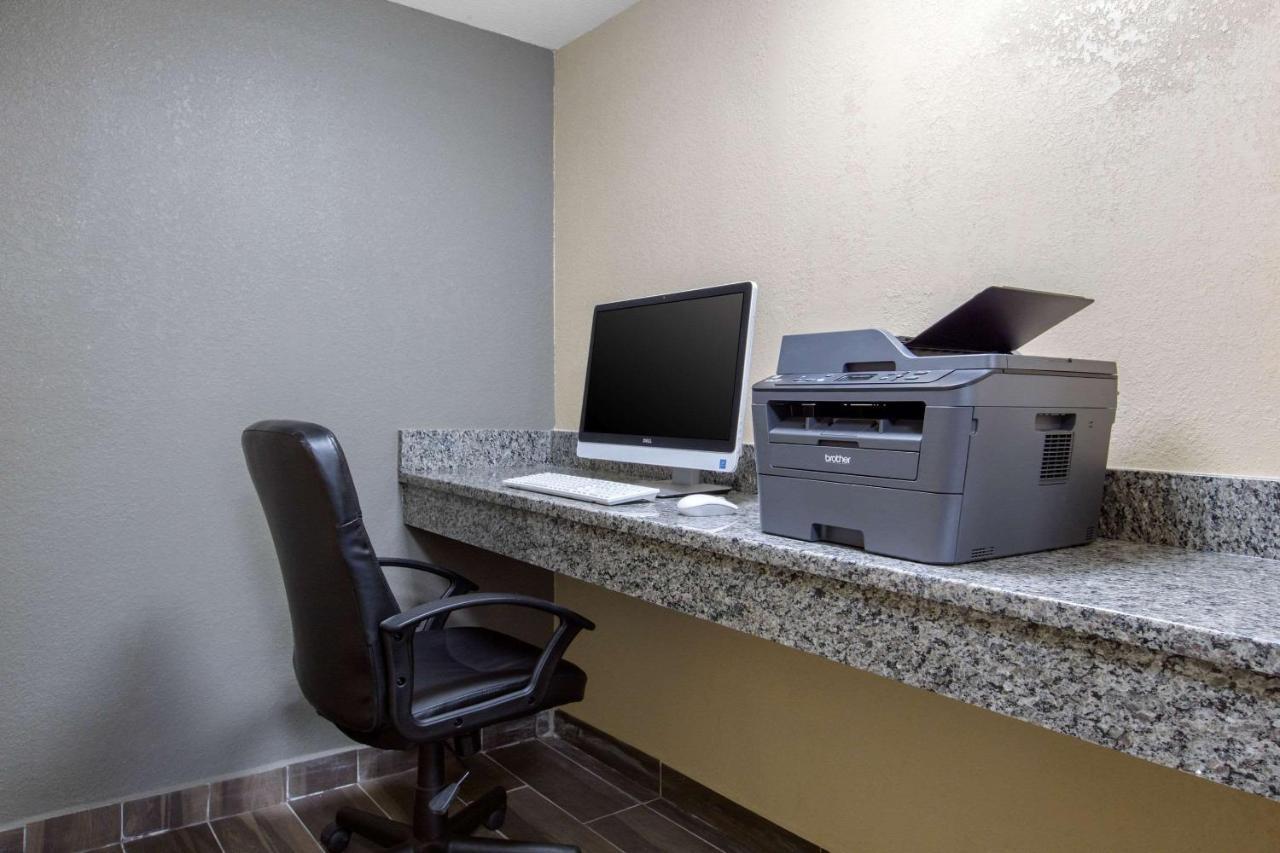 Quality Airport-near Uptown 2*